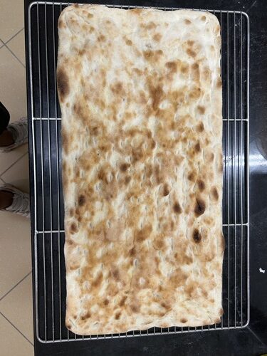 Pinsa (120g & 240g)
Base pinsa caratterizzata da una forma ovale, leggera e altamente digeribile. L’impasto nasce da un bilanciamento di farina di frumento, riso e soia, pensato per ottenere una struttura croccante fuori e morbida dentro.
Un prodotto che richiama le origini romane della pinsa, con una fragranza moderna e una lavorabilità ideale per il professionista.
Didascalia– PINSA
Ispirata alla tradizione romana, la pinsa si distingue per la sua forma allungata e la sua estrema leggerezza. Un impasto fragrante, digeribile e bilanciato, che unisce croccantezza esterna e morbidezza interna, ideale per valorizzare ogni farcitura.