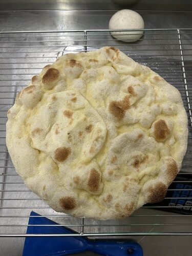 Base teglia
Formato 60x30 750g
Formato 30x40 650g
Base per pizza in teglia realizzata con farina di frumento, semola rimacinata e farina tipo 1, con l’aggiunta di un mix di grani antichi macinati a pietra (saragolla, frassineto, gentil rosso).
Pensata per garantire un’ottima alveolatura, una cottura uniforme e una consistenza equilibrata, ideale per produzioni ad alto ritmo.